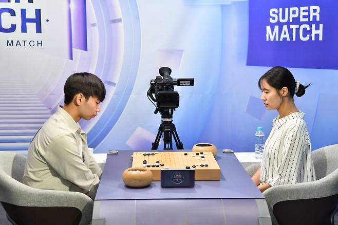 'LG배 조선일보 기왕전' 국내 선발전' 결승에서 오유진 9단(사진 오른쪽)이 김범서 5단을 상대로 대국을 벌이고 있다. 한국기원 제공