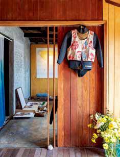 ‘가파도 사진관&스토리지’ 내부의 모습. 가파도 해녀의 사진, 도구 등 기록물이 전시돼 있다.