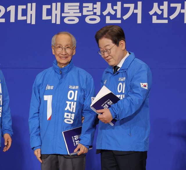 ▲더불어민주당 이재명 대선 후보가 30일 서울 여의도 국회 의원회관에서 열린 더불어민주당 제21대 대통령선거 '진짜 대한민국' 중앙선거대책위원회 출범식에서 기념촬영을 마친 뒤 상임 총괄 선대위원장을 맡은 윤여준 전 환경부 장관을 부축하고 있다. ⓒ연합뉴스