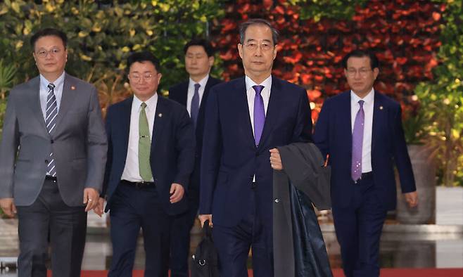 총리직 사퇴를 발표한 한덕수 대통령 권한대행 국무총리가 1일 서울 종로구 정부서울청사에서 열린 퇴임식을 마치고 이동하고 있다. 대통령실통신사진기자단