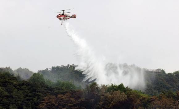 1일 오전 산림청, 소방 소속 헬기들이 대구 북구 함지산 산불 진화작업을 하고 있다. 대구 연합뉴스