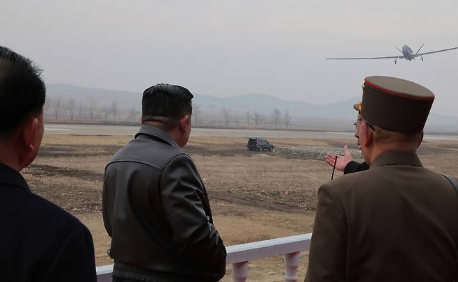 3월25일 김정은 국무위원장이 자폭 무인항공기 비행을 참관하고 있다. ⓒ평양 조선중앙통신
