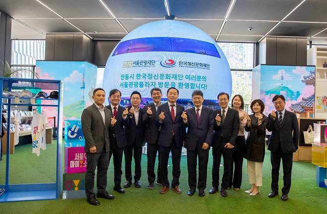 서울관광재단과 한국정신문화재단 임직원들이 업무협약을 마치고 서울마이소울샵에서 기념사진을 촬영하고 있다 사진제공|서울관광재단