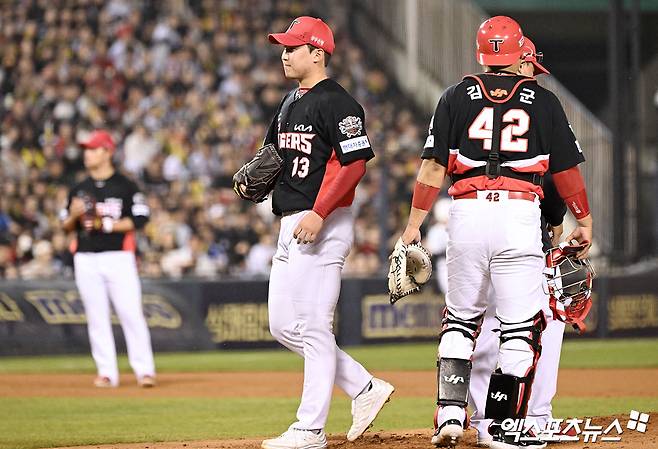 18일 오후 서울 송파구 잠실야구장에서 열린 '2025 신한 SOL Bank KBO리그' KIA 타이거즈와 두산 베어스의 경기, 3회말 2사 만루 KIA 윤영철이 마운드를 내려가고 있다. 엑스포츠뉴스DB