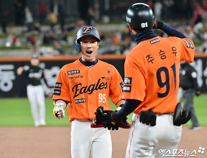 25일 오후 대전 한화생명 볼파크에서 열린 '2025 신한 SOL Bank KBO리그' KT 위즈와 한화 이글스의 경기, 9회말 한화 황영묵이 중전안타를 날린 후 기뻐하고 있다. 엑스포츠뉴스DB