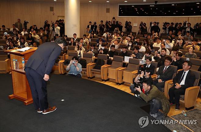 사과하는 유영상 대표이사 (서울=연합뉴스) 김성민 기자 = 유영상 SK텔레콤 대표이사가 2일 서울 중구 SKT타워에서 열린 유심 정보 유출 관련 일일 브리핑에서 고개 숙여 사과하고 있다. 2025.5.2 ksm7976@yna.co.kr