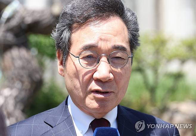 대구 찾은 이낙연 상임고문 (대구=연합뉴스) 박세진 기자 = 새미래민주당 이낙연 상임고문이 2일 대구 북구 침산동 한 식당 앞에서 인터뷰하고 있다. 2025.5.2 psjpsj@yna.co.kr