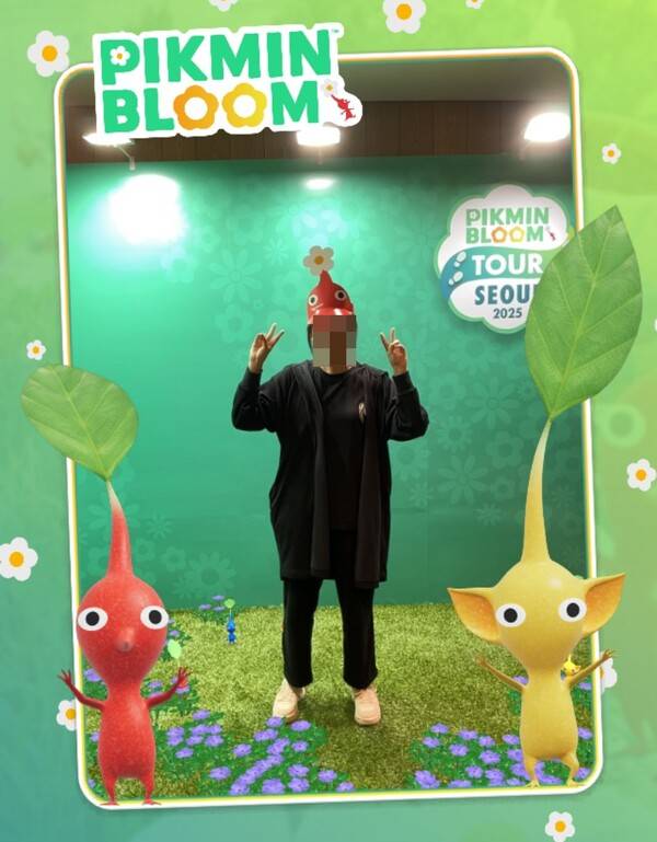 - 피크민 블룸 AR 포토 부스에서 포즈를 취하는 참가자