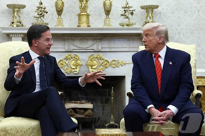 도널드 트럼프 미국 대통령이 13일(현지시간) 워싱턴 백악관에서 마르크 뤼터 나토 사무총장과 회담을 하고 있다. 2025.03.14 ⓒ 로이터=뉴스1 ⓒ News1 우동명 기자