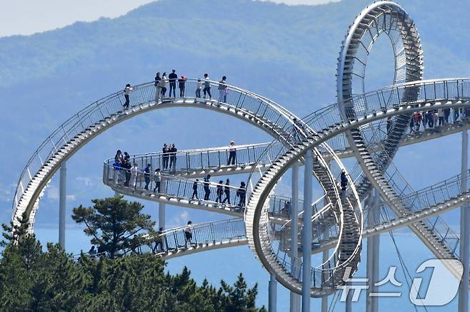 2일 경북 포항시 북구 환호공원 스페이스 워크를 찾은 관광객들이 화창한 날씨를 만끽하며 즐거운 시간을 보내고 있다. 2025.5.2/뉴스1 ⓒ News1 최창호 기자