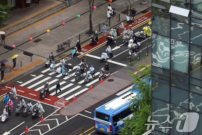 '2025 서울 유아차 런'에 참가한 부모와 아이들이 3일 오전 서울 종로구 도심 일대에서 이색 마라톤을 하고 있다. 2025.5.3/뉴스1 ⓒ News1 오대일 기자