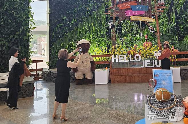 3일 제주국제컨벤션센터에서 열린 아시아태평양경제협력체(APEC) 제2차 고위관리회의에서 외국인 참가자들이 기념촬영을 하고 있다.(제주도 제공, 재판매 및 DB 금지)