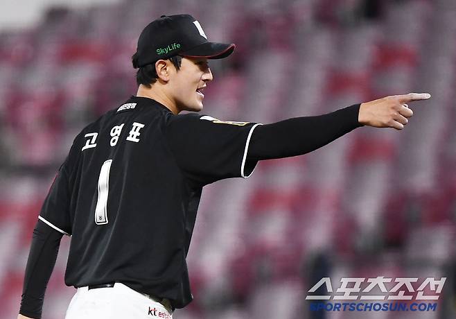 고영표가 손짓하고 있다. 광주=정재근 기자 cjg@sportschosun.com/2025.4.15/