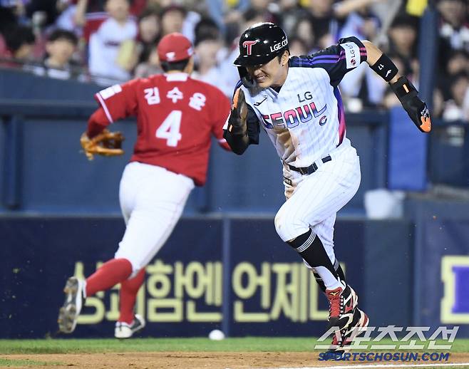 2일 서울 잠실구장에서 열린 SSG-LG전. 5회말 무사 1, 3루 신민재의 2루 도루 때 3루주자 박해민의 움직임을 본 유격수 박성한이 3루 악송구를 범했다. 그러자 박해민이 홈으로 달리고 있다. 잠실=정재근 기자 cjg@sportschosun.com/2025.5.2/