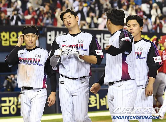 2일 서울 잠실구장에서 열린 SSG-LG전. SSG가 2대1로 승리했다. 신민재, 홍창기 등 LG 선수들이 아쉬워하고 있다. 잠실=정재근 기자 cjg@sportschosun.com/2025.5.2/