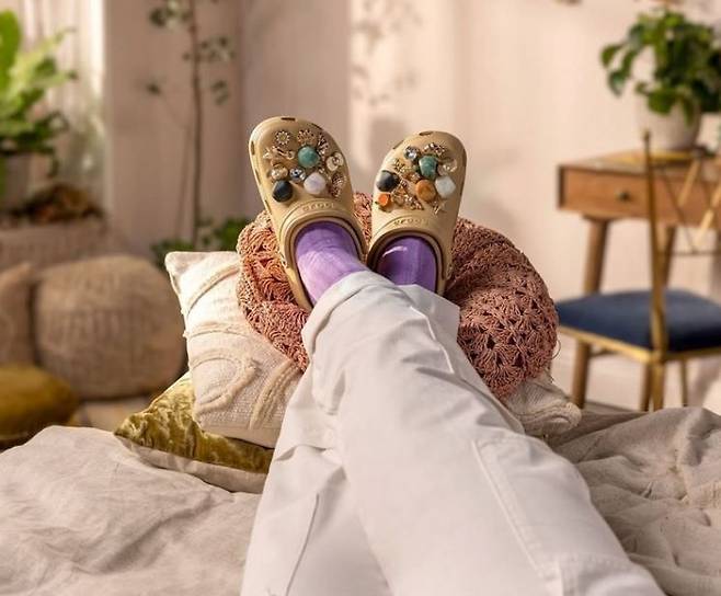 '토핑경제'가 새로운 소비 트렌드로 떠오르면서 '크록스'의 인기 역시 높아지고 있다. 크록스코리아 인스타그램