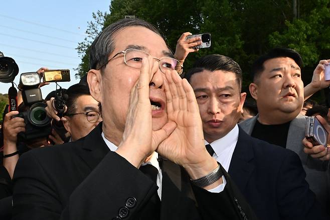 지난 2일 광주 북구 국립5·18민주묘지를 찾은 한덕수 전 대통령 권한대행 국무총리가 광주 지역 시민단체 관계자 등의 시위대에 가로막히자 “저도 호남 사람 ”이라며 참배를 호소하고 있다. /연합뉴스