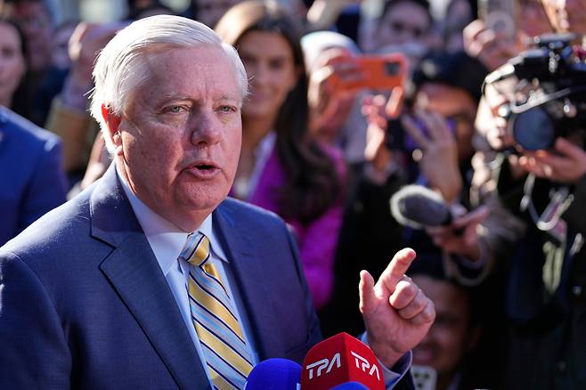 지난 2월 28일(현지 시각) 린지 그레이엄 미 상원의원이 미 워싱턴 백악관서 취재진과 대화하고 있다. / AP=연합뉴스