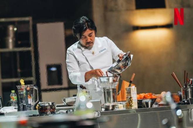 '흑백요리사'에서 두부 요리 지옥 경연 중인 에드워드 리.