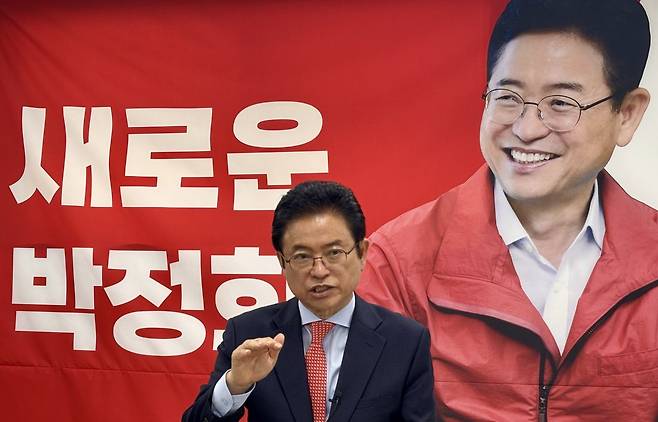 국민의힘 대선 후보 경선에 나섰던 이철우 경북도지사. 경선에 나서며 내건 슬로건 ‘새로운 박정희’가 플래카드로 걸려 있다. 이 전 지사는 8명 중 4명을 뽑는 1차 경선에서 탈락했다. 뉴시스