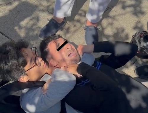 중국인 관광객이 소매치기범을 제압하는 모습 / 엑스 @orikron