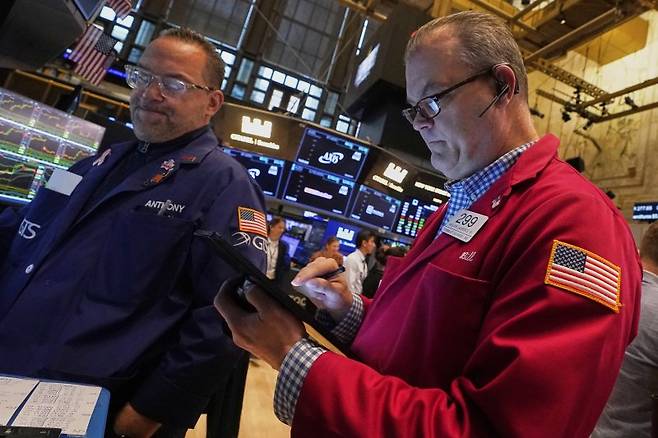 뉴욕 증시가 2일(현지시간) 상승 흐름을 지속한 가운데 시황을 폭넓게 반영하는 스탠더드앤드푸어스(S&P)500은 9거래일 연속 상승하며 20년 만에 최장 상승세 기록을 세웠다. 이날 마이크로소프트(MS)는 애플을 제치고 시가총액 1위 자리를 탈환했다. AP 뉴시스