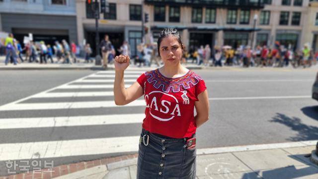 국제 노동절인 1일 미국 워싱턴에서 반트럼프 행진 도중 한국일보와 만난 미국 이민자 권익옹호단체 CASA(카사)의 대변인 조시 사푸나르가 주먹을 들어 보이고 있다. 워싱턴=권경성 특파원