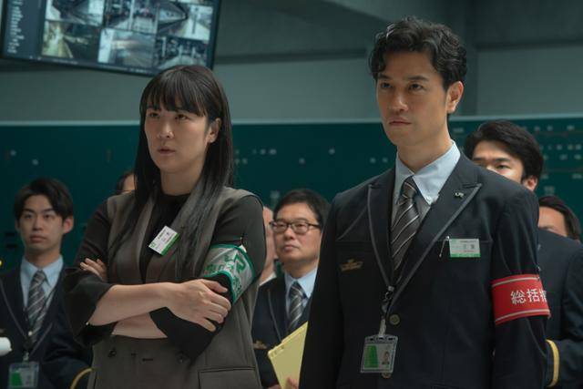 신칸센 열차에 폭탄이 설치됐다는 소식이 알려지자 일본철도 직원들 역시 대책 마련에 들어간다. 넷플릭스 제공