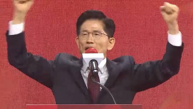 제21대 대통령선거 국민의힘 후보로 선출된 김문수 후보가 3일 경기도 고양 일산서구 킨텍스에서 열린 제5차 전당대회에서 수락 연설을 하고 있다. (유튜브 캡처)
