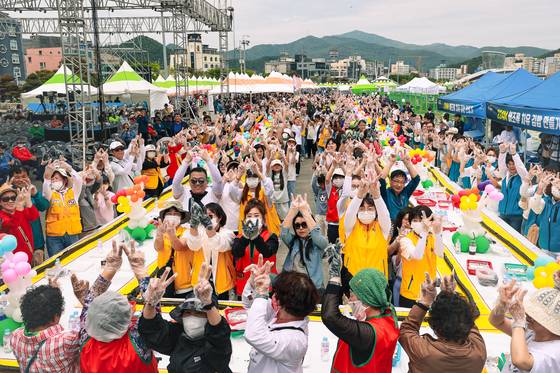 지난해 5월 전남 완도군에서 열린 ‘장보고 수산물축제’ 현장에서 방문객들이 치유 김밥 만들기 체험을 하고 있다. 사진 완도군