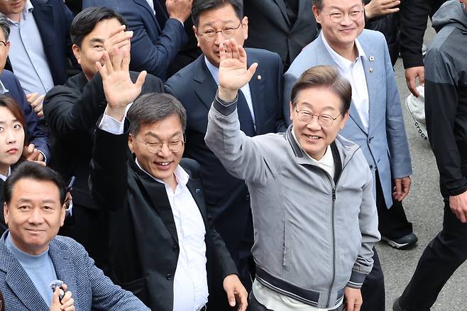 이재명 더불어민주당 대선 후보가 '골목골목 경청투어' 사흘째인 3일 강원도 동해안 지역의 민심을 공략하기 위해 강릉 안목해변 커피거리를 찾아 도민과 관광객들을 향해 인사하고 있다. / 사진=연합뉴스