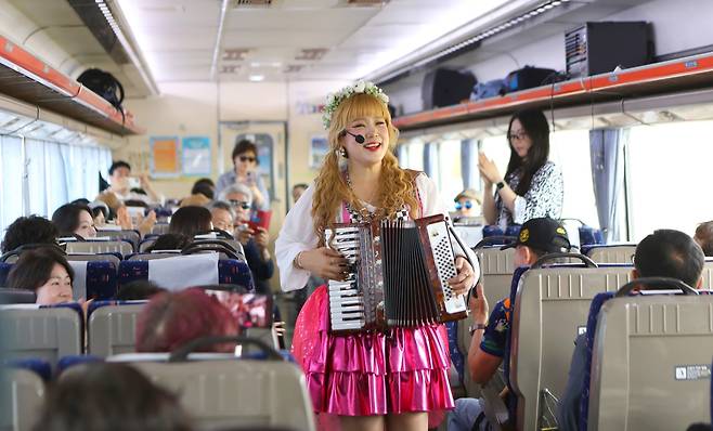 레트로 낭만열차는 충남 7개 지역을 행해 올해 총 8회 달린다.