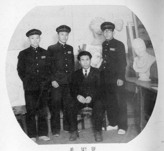 ▲ 중학교 미술반 시절(맨 왼쪽). ⓒ민정기