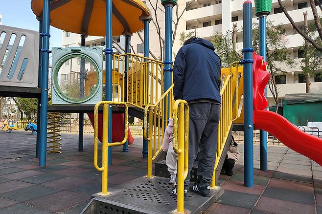 서울의 한 아파트 단지 내 놀이터. 3040 육아 세대들은 주말마다 아이와 놀이터에 나가는 상상을 하며 집을 매수하기도 한다.