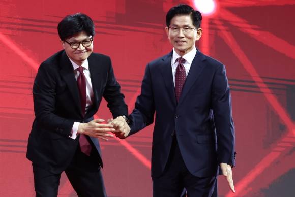 함께 단상 내려오는 김문수·한동훈 - 국민의힘 김문수(오른쪽), 한동훈 대선 경선 후보가 3일 경기 고양시 킨텍스에서 열린 5차 전당대회에서 기념촬영을 마치고 함께 단상을 내려오고 있다. 뉴스1