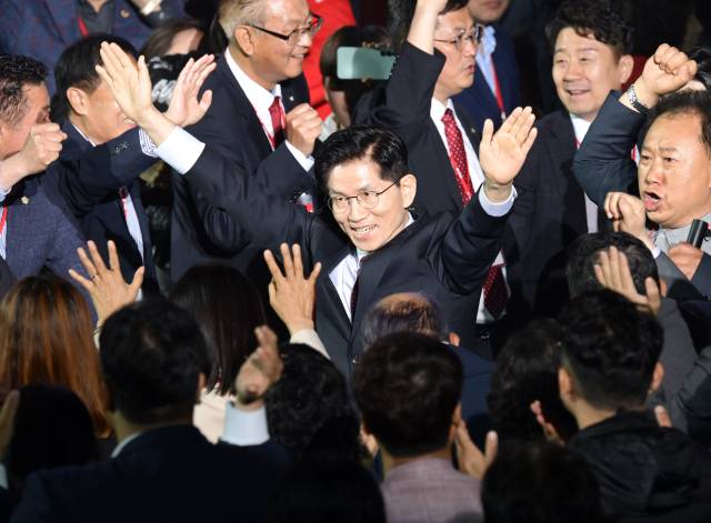 김문수 국민의힘 대선 경선 후보가 3일 경기 고양시 일산 킨텍스에서 열린 국민의힘 제5차 전당대회에서 참석자들에게 인사하며 입장하고 있다. 고양=성형주 기자