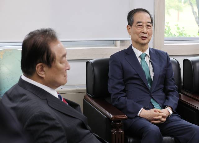 한덕수 무소속 대통령 선거 예비후보가 3일 서울 여의도 국회 헌정기념관에서 정대철 헌정회장과 대화하고 있다. 연합뉴스