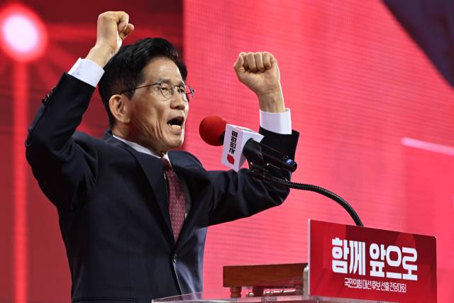 김문수 국민의힘 대선 예비후보가 3일 경기 일산 킨텍스에서 열린 제5차 전당대회에서 최종 후보로 확정된 뒤 수락연설을 하고 있다. 성형주 기자