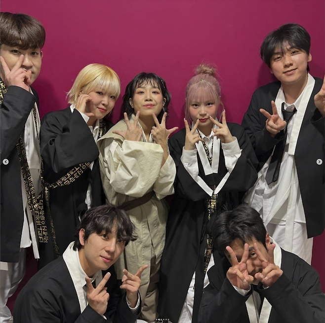2024년 11월22일 KBS <뮤직뱅크> 무대를 함께한 댄서들. 그는 동료의식을 중요하게 여긴다. ⓒ안예은 인스타그램 갈무리