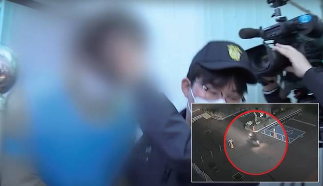 오토바이로 40대 여성을 납치한 후 성폭행한 중학생이 호송차에 탑승하는 모습. 사각형 안은 오토바이로 여성을 납치하는 CCTV 화면 ⓒJTBC방송화면 캡쳐