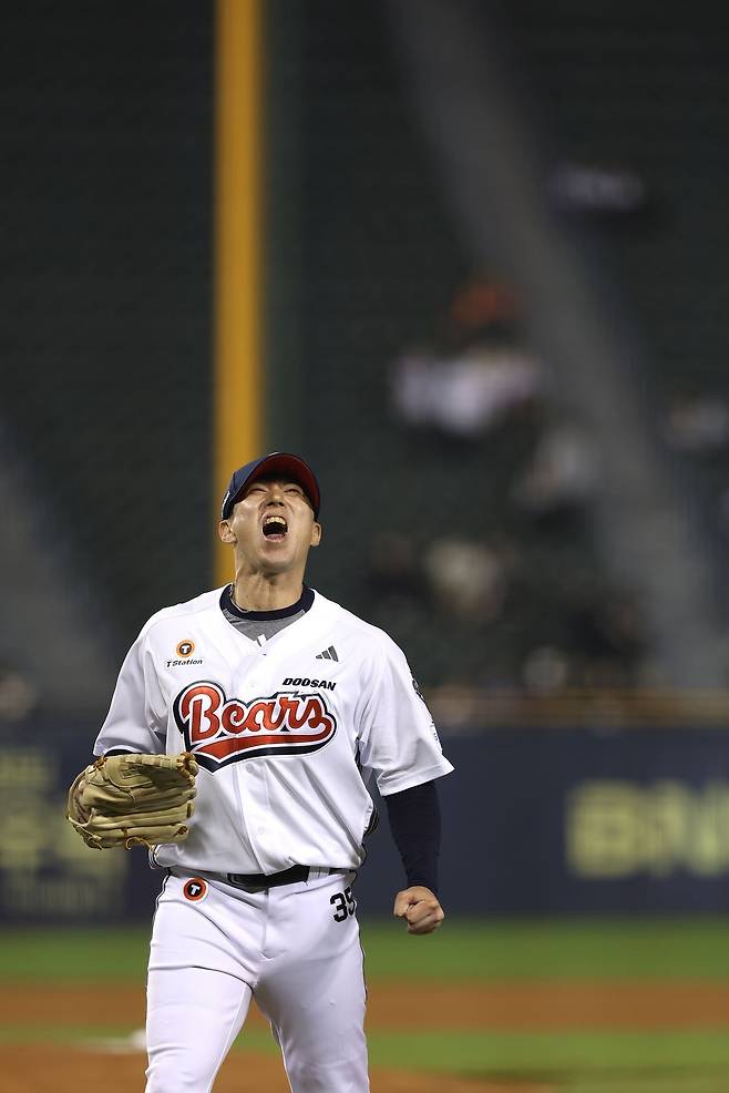 1일 잠실 KT전에서 이닝을 마치고 내려오며 포효하는 두산 고효준. 두산 베어스 제공