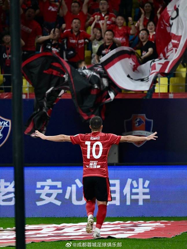 호물로(아래)가 2일 경기에서 결승골을 넣고 기뻐하는 모습. /사진=청두 룽청 공식 웨이보