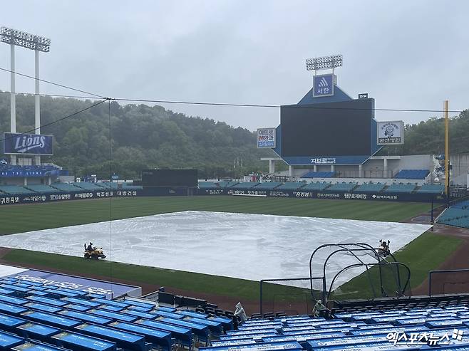 3일 삼성 라이온즈와 두산 베어스의 맞대결이 예고된 대구 삼성라이온즈파크에 비가 내리고 있다. 엑스포츠뉴스 대구, 최원영 기자