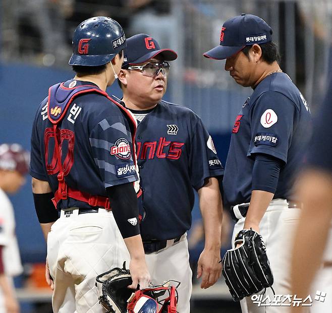 김태형 롯데 감독(가운데)은 3일 사직구장에서 열릴 '2025 신한 SOL Bank KBO 리그' NC와 주말 3연전 두 번째 경기를 앞두고 볼넷 허용 등 스스로 무너지는 일이 잦은 투수진에 관해 쓴소리 했다. 엑스포츠뉴스 DB