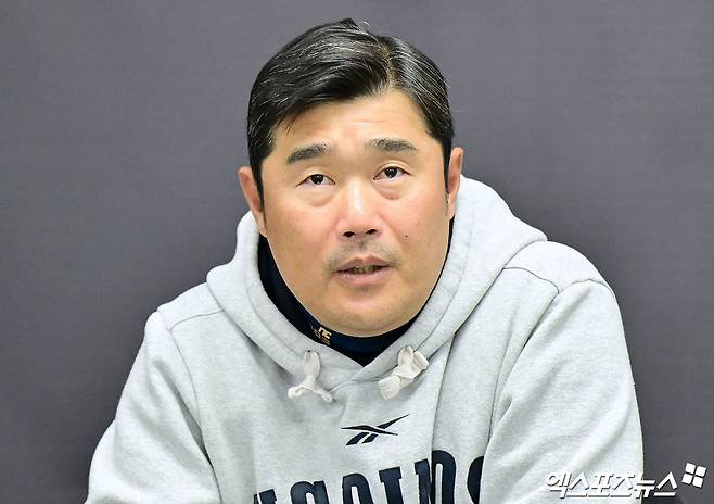 이호준 NC 감독은 3일 사직구장에서 열릴 '2025 신한 SOL Bank KBO 리그' 롯데와 주말 3연전 두 번째 경기를 앞두고 지난 2일 발표된 '임시 대체 홈구장 검토 착수'를 언급했다. 선수단은 홈구장 폐쇄로 원정이 길어지며 경기 진행에 어려움을 겪고 있다. 엑스포츠뉴스 DB