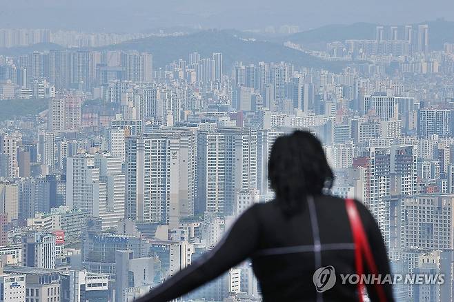 1분기 서울 아파트 거래량 4년 만에 최대 (서울=연합뉴스) 진연수 기자 = 지난달 28일 남산에서 바라본 서울 시내 아파트 단지. 2025.5.3 jin90@yna.co.kr