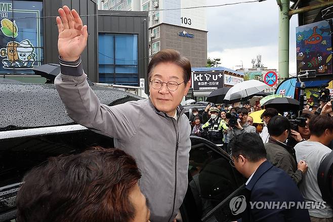 '험지' 속초에서 현장행보 이어기는 이재명 후보 (속초=연합뉴스) 김주성 기자 = 더불어민주당 이재명 대선 후보가 '골목골목 경청투어' 사흘째인 3일 '동해안벨트' 첫 방문지인 강원도 속초시 중앙재래시장에서 강원도민들을 만난 뒤 차에 올라 인사하고 있다. 2025.5.3 utzza@yna.co.kr