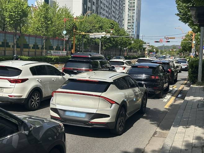 4일 오전 인천 중구에서 열린 '제물포 르네상스 국제 마라톤대회' 10㎞ 코스의 반환지점인 수인사거리 일대에서 차량들이 속도를 내지 못하고 있다. 사진=노선우 기자