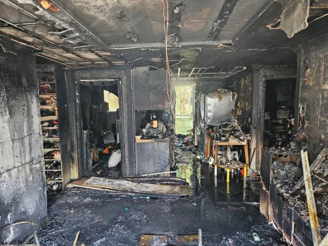 4일 오전 8시 5분 울산시 북구 한 5층짜리 아파트 2층에서 불이 나 해당 세대 벽면과 천장 등이 온통 시커멓게 타버렸다. 울산소방본부 제공