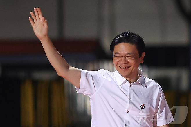 로런스 웡 싱가포르 총리가 3일(현지시간) 싱가포르 총선 당일 인민행동당 지지자들을 위한 집회 장소에 도착해 손을 들어 보이며 화답하고 있다. ⓒ 로이터=뉴스1 ⓒ News1 류정민 특파원